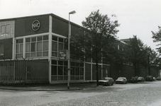 1981-1591 Het gebouw naast de toegang tot het voormalige slachthuis aan de Boezemstraat, uit het noordwesten.