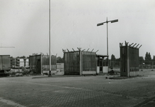 1981-1592 Het hek van het voormalige openbaar slachthuis aan de Boezemstraat.