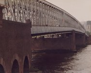 1981-1680 Gezicht op de Willemsbrug over de Nieuwe Maas, in de richting van Rotterdam-Centrum.