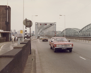 1981-1681 De Willemsbrug en rechts de spoorbrug over de Nieuwe Maas, met op de achtergrond Rotterdam-Centrum, gezien ...