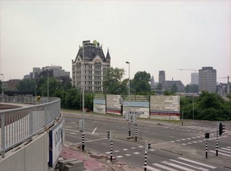 1981-1701 Maasboulevard, ten hoogte van het Oudehoofdplein. op de achtergrond links het Witte Huis en de Sint-Laurenskerk.