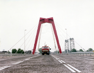 1981-1708-TM-1710 De bouw van de Willemsbrug over de Nieuwe Maas.Gezien in de richting van het Noordereiland, met op de ...