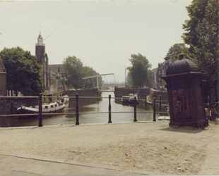 1981-1739 Gezicht op de Aelbrechtskolk met het transformatorhuisje nabij de hoek van de Schiedamseweg. Op de ...