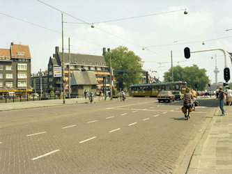 1981-1753 De Havenstraat met op de achtergrond de Lage Erfbrug.