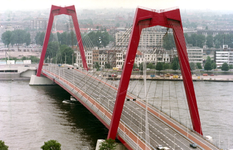 1981-1839 De Willemsbrug over de Nieuwe Maas, gezien vanaf een van de heftorens van de spoorbrug over de Koningshaven.