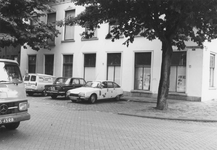 1981-2002 Huize Schoonderloo op de hoek van de Pieter de Hoochstraat en de 2e IJzerstraat (rechts).
