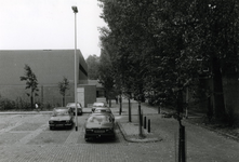 1981-2352 Het gebouw voor recreatie en sport aan het exercitieveld.