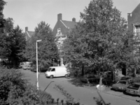 1981-2723 De Oostzeedijk Beneden 103 t/m 109. Rechts de Assendelftstraat.