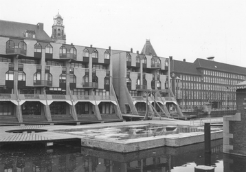 1981-273 De Delftsevaart, rechts het hoofdbureau van politie aan het Haagseveer, op de achtergrond de toren van de ...