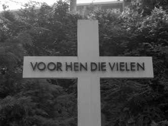 1981-2744 Het Oorlogsgedenkkruis 1940-1945 aan de Oostzeedijk, ter hoogte van de Hervormde kerk.