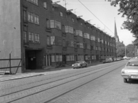 1981-2775 Panden aan de Honingerdijk met de nummers 51 en lager. Op nummer 51 is de doorgang naar het bedrijf Silvo ...