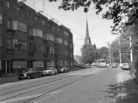 1981-2776 Honingerdijk ter hoogte van het pand nummer 31. Op de achtergrond de rooms-katholieke kerk aan de Hoflaan.