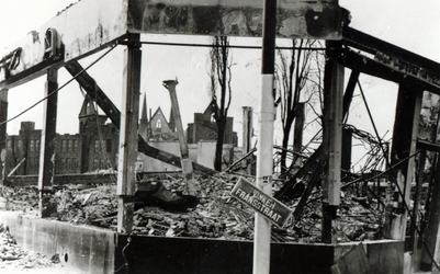 1981-2925 Restanten van een winkel op de hoek van de Jonker Fransstraat en de Goudsesingel , na het Duitse bombardement ...