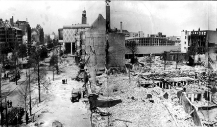 1981-4025 Puinresten als gevolg van het Duitse bombardement van 14 mei 1940. Op de voorgrond de Coolsingel ter hoogte ...