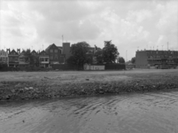 1981-804 Het Buizengat, vanaf de R.E.T.-remise met de woningen aan de Oostmaaslaan.