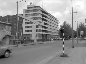 1981-835 Admiraliteitsbrug aan de Willem Ruyslaan in de richting van het gebouw van de Gemeentelijke Sociale Dienst.