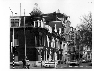 1982-1019 Het gebouw van het muzieklyceum aan de Mathenesserlaan op de hoek links de 's-Gravendijkwal oostzijde.