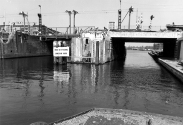 1982-1173-TM-1177 Werkzaamheden van de renovatie Mathenesserbrug.Afgebeeld van boven naar beneden:-1173: -1174: ...