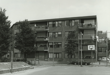 1982-1203 Nieuwbouwwoningen aan het Martinplein. Rechterzijde de Van Reynstraat.