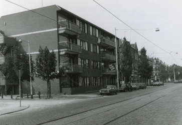1982-1211 Nieuwe huizen aan de westzijde van de Boezemstraat tussen de Van Reynstraat en Pootstraat, uit het zuiden.