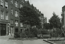 1982-1213 De Pootstraat, gezien vanaf de speeltuin op het Martinplein. Links de Poolstraat 21.