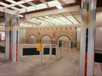 1982-1348 Gekleurde stenen muur en pilaren bij de kaartautomaten in het metrostation aan de Voorschoterlaan. Op de ...