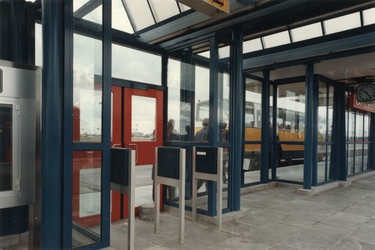 1982-1420 Ingang gebouw Metrostation Capelsebrug.