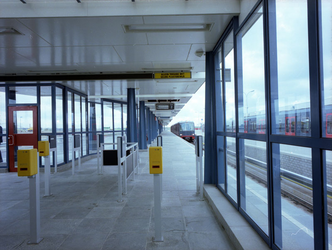 1982-1425 Het perron en de plaatsbewijsautomaten van metrostation Capelsebrug.