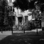 1982-1543 Hoflaan met huisnummer 11. Rechts de poort naar de Hogere Economische school. Het gebouw staat achter de ...