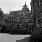 1982-1576 Huis rechts op de foto aan de Essenweg, hoek Slotlaan nummer 20.