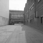1982-1874 De Doorgangsstraat tussen de fabriek en het magazijn van 'Van Melle Nederland BV' aan de Olympiaweg.