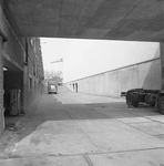 1982-1893 Een verbindingsgang tussen De Van Melle Fabriek en het magazijn, aan de Olympiaweg. Links de benzinepomp van ...