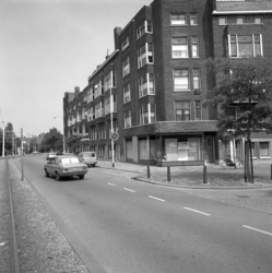 1982-2001 Gezicht op de Mathenesserdijk met rechts de Willem Beukelszstraat.