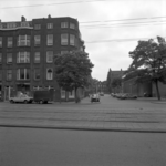 1982-2063 Van Meursstraat vanaf de Mathenesserdijk en rechts de Sint-Nicolaaskerk.