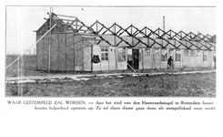 1982-2481 Een houten hulpschool aan het einde van de Heemraadssingel in aanbouw. De hulpschool zal ook gaan dienen als ...