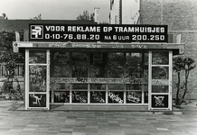 1982-2665 R.E.T.-Abri aan de Boezemweg met reclame op tramhuisjes.