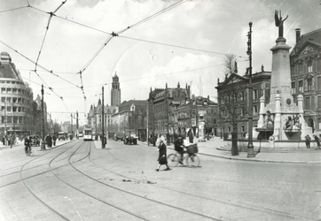 1982-2673 De Coolsingel met rechts het Calandmonument en op de achtergrond het postkantoor en het stadhuis.