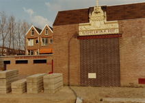 1982-2717 De toegang van het Wilhelminahof, herplaatst in de zijmuur van een garage of werkplaats, aan de Goudseweg ...