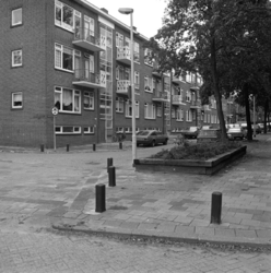 1982-3083 Gezicht op de Jacques Perkstraat, vanaf hoek Louis Couperusstraat met links huisnummer 22.
