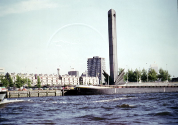 1982-3600 Gezicht op de Nieuwe Maas, bij koopvaardijmonument de Boeg aan het Leuvehoofd, links de Schiedamsedijk.