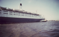 1982-3630 Passagiersschip de Queen Elizabeth op de nieuwe Maas ter hoogte van de Wilhelminakade.