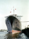 1982-3632,-3633 Passagiersschip de Queen Elizabeth op de nieuwe Maas liggend aan de Wilhelminakade.Op de achtergrond de ...