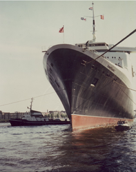 1982-3694 Passagiersschip de Queen Elizabeth op de nieuwe Maas liggend aan de Wilhelminakade.Op de achtergrond de Prins ...