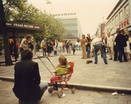 1982-4113 Gezicht op het Beursplein met straatmuzikant.