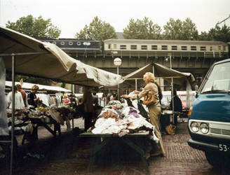 1982-4143-TM-4145 Markt op de Binnenrotte.Van boven naar beneden afgebeeld:- 4143- 4144- 4145