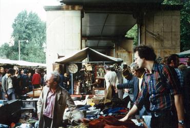 1982-4147 Markt op de Binnenrotte, onder en naast het spoorwegviaduct.