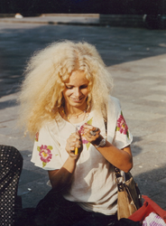 1982-4334 Mensen op de kunstmarkt op het Beursplein.