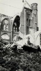 1982-4650 Gezicht in de door het bombardement van 14 mei 1940 getroffen interieur van de r.k. kerk van Sint Antonius ...