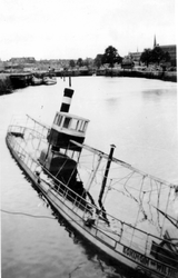 1982-4651 Een half gezonken schip in de Scheepmakershaven gezien vanaf de Regentessebrug na het bombardement van 14 mei 1940.