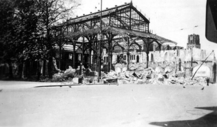 1982-4653 Gezicht op de door het bombardement van 14 mei 1940 getroffen Blaak met het stalen staketsel van de ...